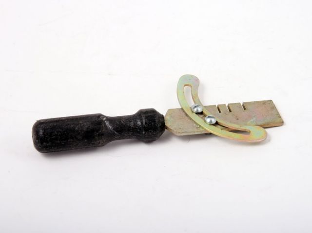 Разводка зубьев пилы. Инструмент для развода зубьев ножовки по дереву. Разводка для заточки зубьев ножовки по дереву. Инструмент для отгибания зубьев пилы. Приспособление для разводки зубьев ножовок Энкор 19199.